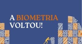 Banner retangular na cor azul. Sobre a parte azul, está escrita a palavra A biometria voltou.