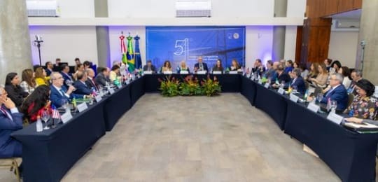 Foto mostra corregedoras e corregedores sentados ao redor de uma mesa em formato U.