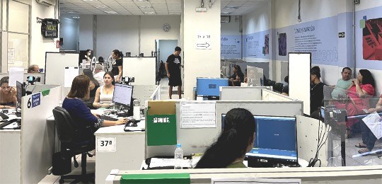 Foto mostra o ambiente interno da Central de Atendimento ao Eleitor no bairro Lourdes, em Belo H...