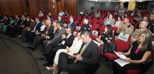 Foto mostra a plateia em um auditório.