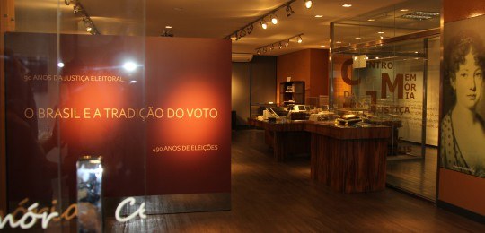 Foto mostra exposição no Centro de Memória do TRE-MG, com o título "O Brasil e a tradição do voto".