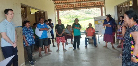 Juiz Emílio Guimarães de Souza Neto, no canto esquerdo da foto, conversa com homens e mulheres d...