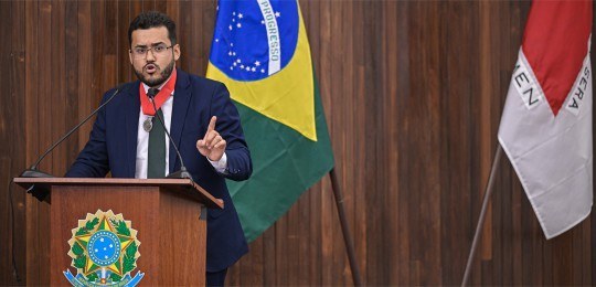 foto do juiz Juiz Matheus Moura Matias Miranda  agraciado com a medalha Vaz de Mello em 2023