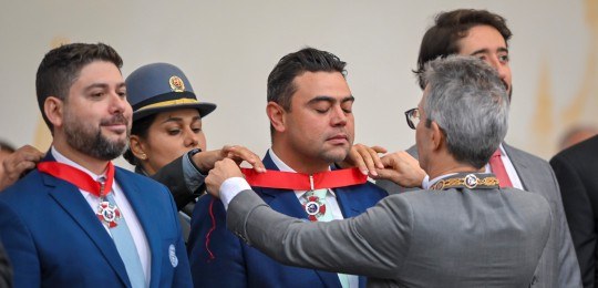 Ministro Carlos Horbach recebe medalha do governador de Minas Gerais, Romeu Zema.