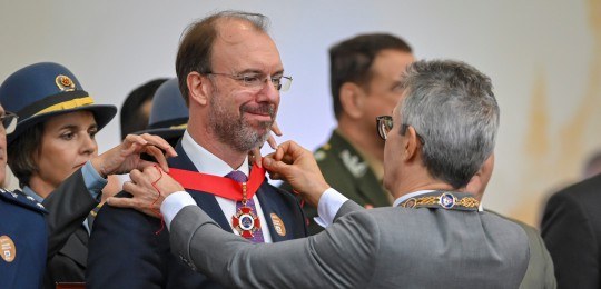 Ministro Carlos Horbach recebe medalha do governador de Minas Gerais, Romeu Zema.