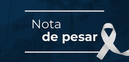 Banner com fundo azul-escuro, em que se lê: Nota de pesar. Do lado direito, há um laço branco. A...