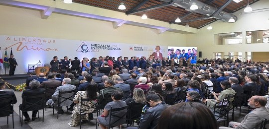 Foto geral com autoridades e convidados