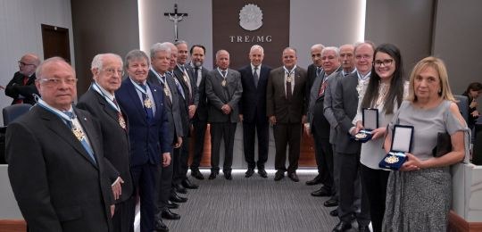Foto com os ex presidentes do TRE-MG que foram agraciados com o Colar do Mérito Elvira Komel