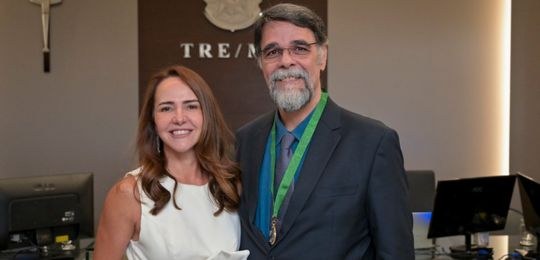 Foto com a Dra. Roberta Rocha Fonseca e o Desembargador Bruno Terra Dias