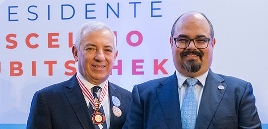 Foto do presidente do TRE e do vice-governador de MG na entrega da medalha JK