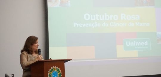 Foto de Patricia Henriques na abertura do Outubro Rosa