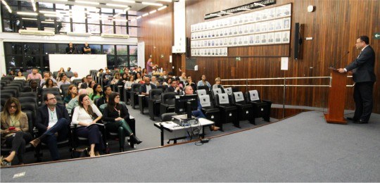 Foto da reunião com partidos políticos no auditório do Tribunal