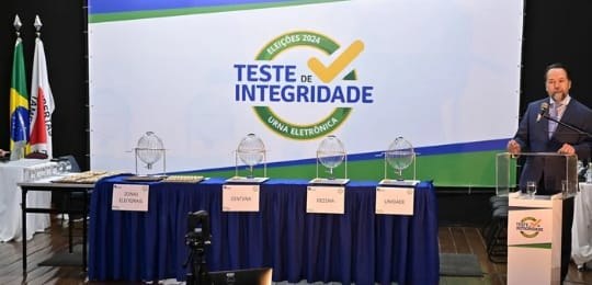 Foto do presidente do TRE-MG no sorteio das urnas de auditoria