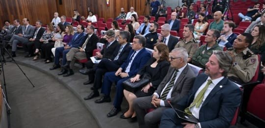 Foto das autoridades presentes no sorteio das urnas de auditoria 2024