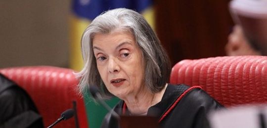 Foto da ministra Cármen Lúcia no Plenário do TSE