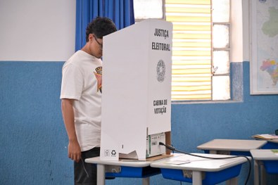 Foto mostra duas eleitoras e duas mesárias em uma seção eleitoral