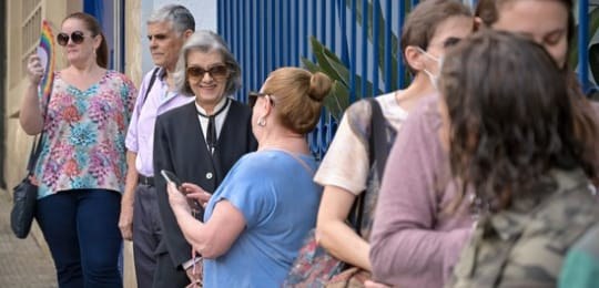 Ministra Cármem Lúcia conversando com eleitores.